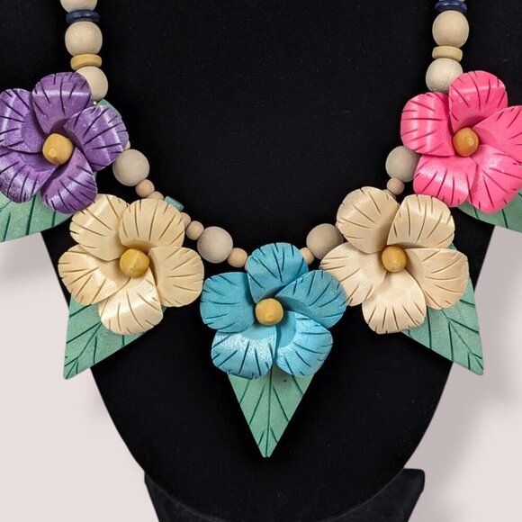 V. Wood Beaded Floral Necklace - Picture 3 of 6